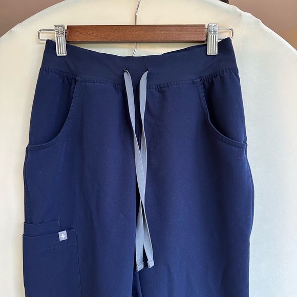 FIGS Kade Cargo Scrub Pants in Navy, size XXS Tall - Picture 6 of 6